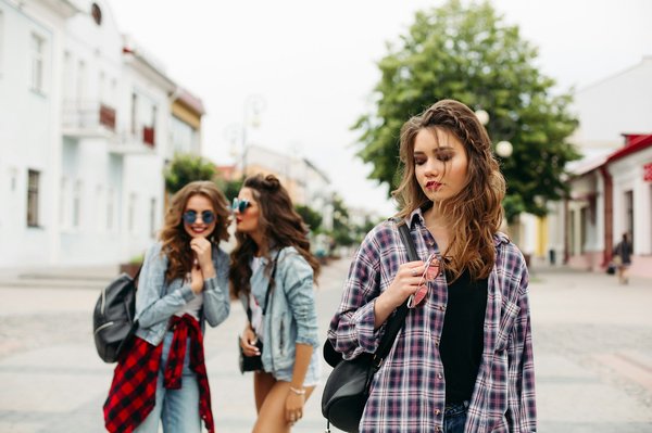 Les signes de jalousie entre femmes : comprendre et prévenir